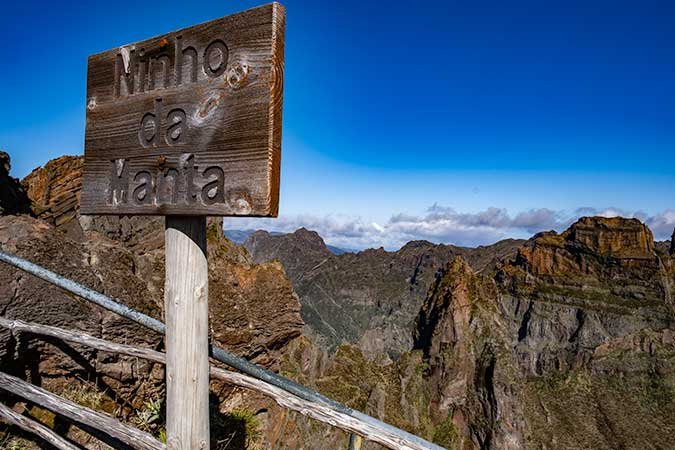 Hike from Pico Aireiro to Pico Ruivo - View from Ninho da Manta